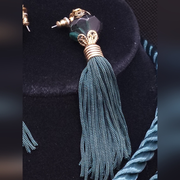 Emerald Green / Goldtone woven rope tassel necklace and green stone earrings - Picture 4 of 11
